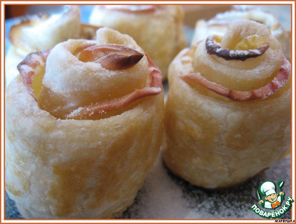 The rosettes of the dough and apples