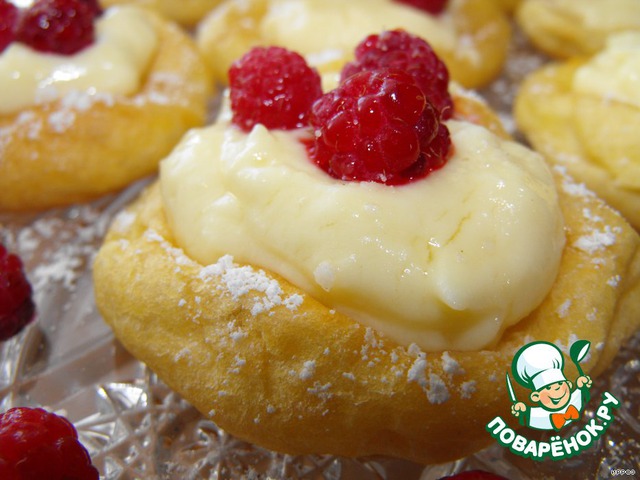 Rings with vanilla cream and berries