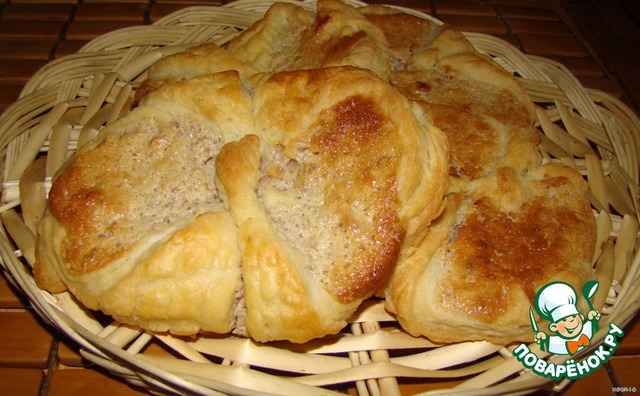 Turntables and baskets of walnuts