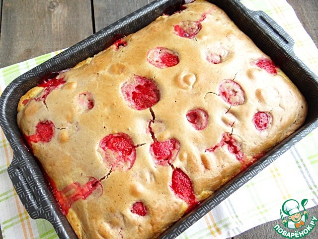 Marble cake with strawberries