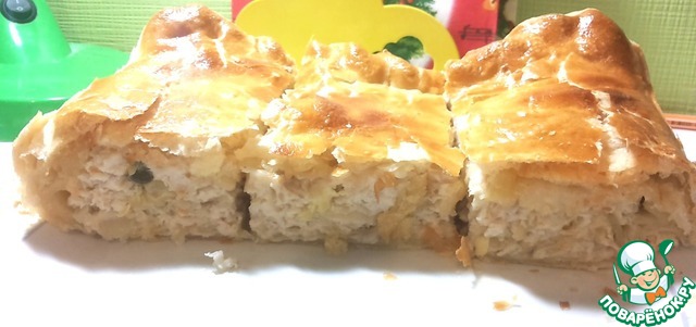 Puff pastry pie with chicken and potatoes