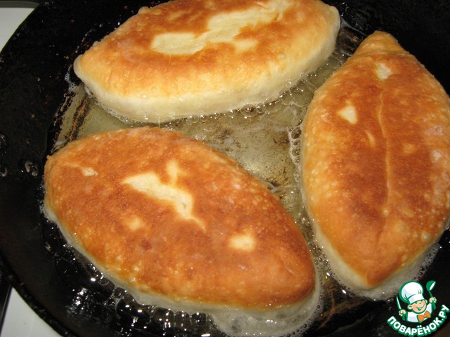 The cakes in the pan with the meat and vegetables