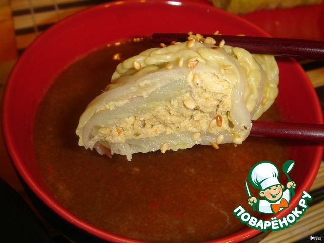 Chinese roll-UPS with chicken and sauce