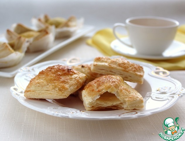 Tartlets of puff pastry with apples