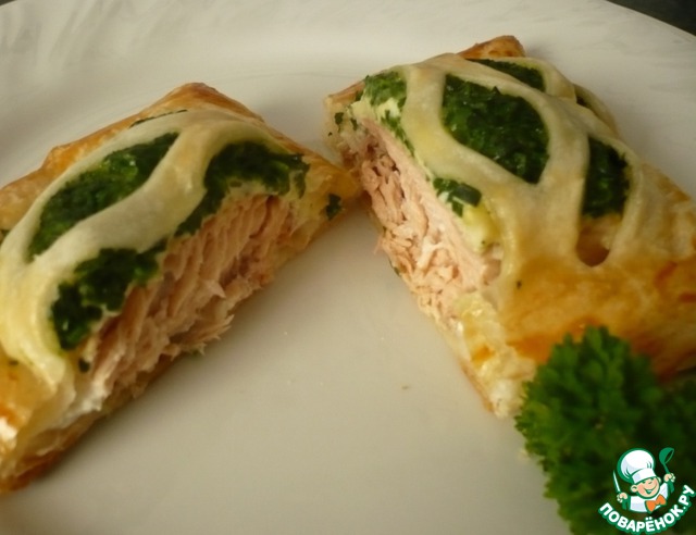 Salmon with spinach in a blanket of puff pastry