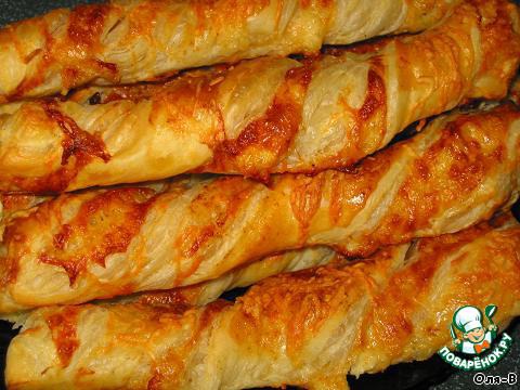 Puff pastry cheese swirls with red pepper