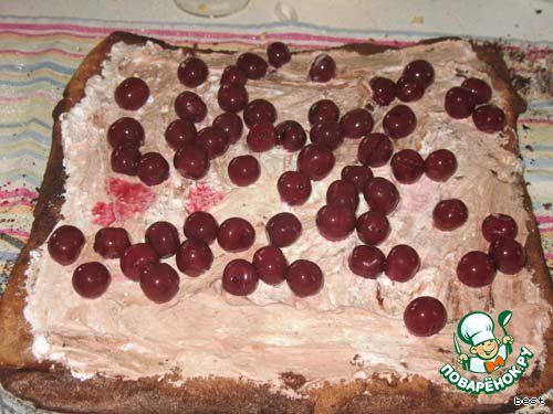 Meringue roulade with cherries