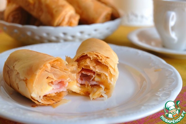 Puff pastry rolls with ham and cheese