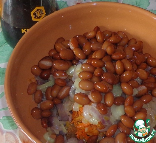 Vegetable salad with crackers and beans
