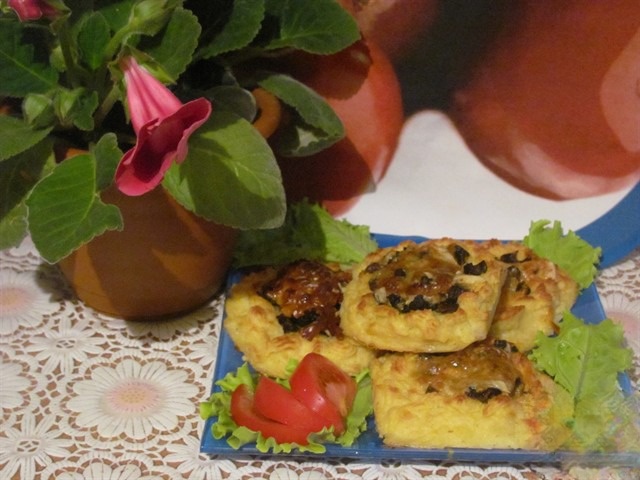 Potato nests with mushrooms and cheese