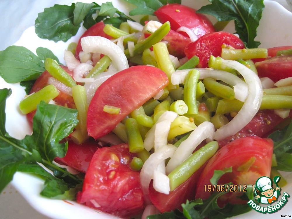 Summer salad with asparagus and tomatoes