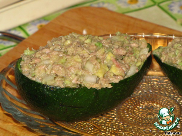 Salad with avocado and tuna