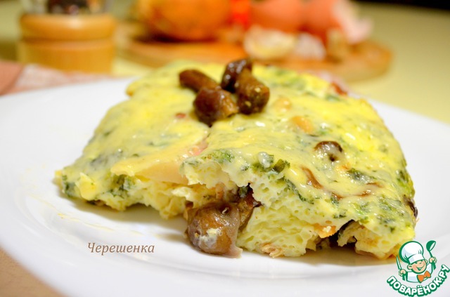 Omelette with chicken, mushrooms, bacon, herbs and cheese