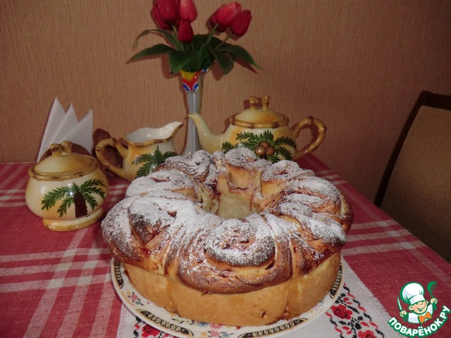 The yeast wreath with plum jam