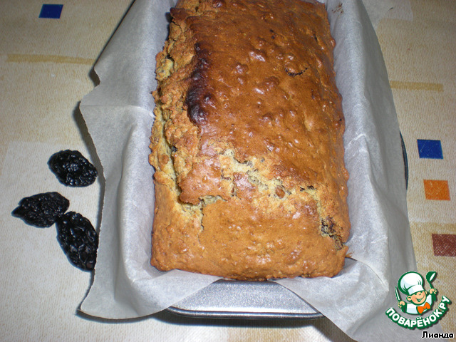 Cupcake with cereals, prunes and nuts