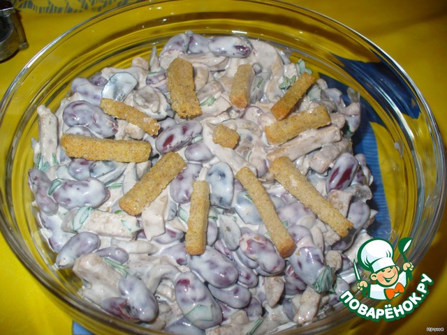 Salad with beans, mushrooms and croutons