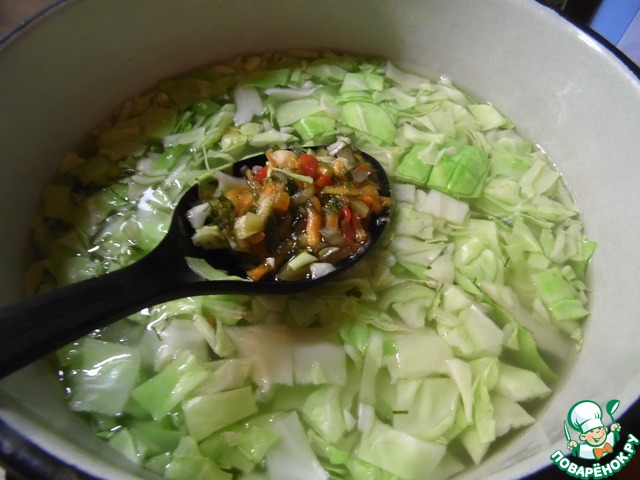 Soup with cabbage, chickpeas and bulgur