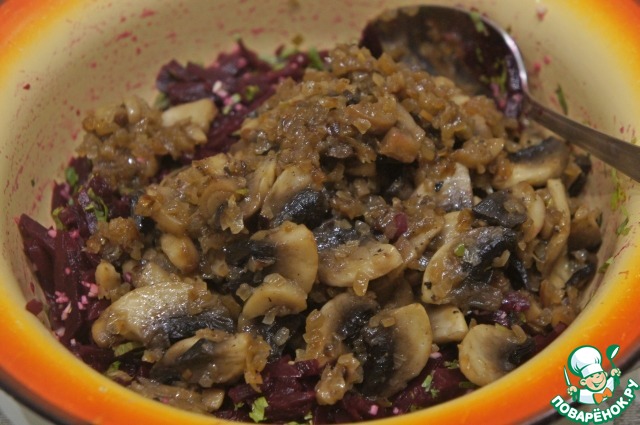 Beet salad with mushrooms