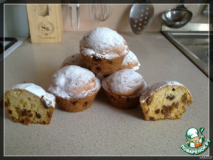 Mini cupcakes with dried apricots and prunes