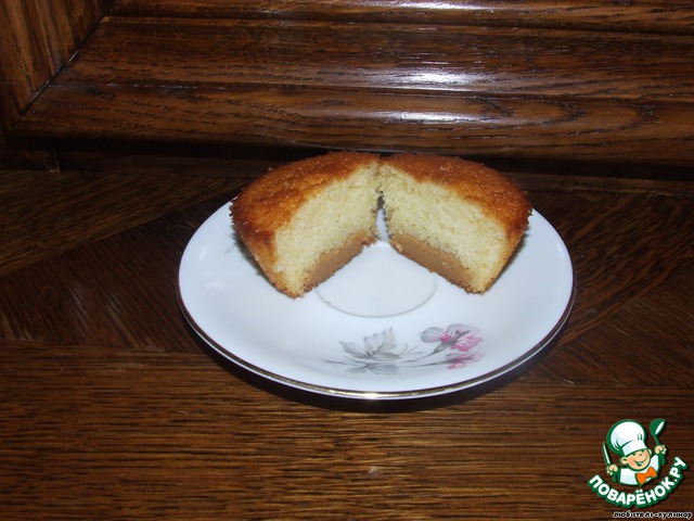 Muffins with a filling of boiled condensed milk