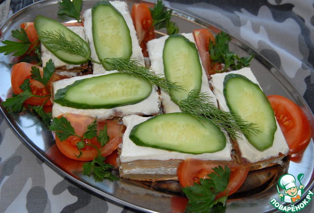 Cakes eateries liver, stuffed with rice and creamy garlic sauce