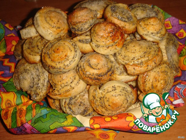 Cookies of puff pastry with poppy seeds