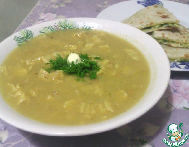 Vegetarian pea soup with asparagus