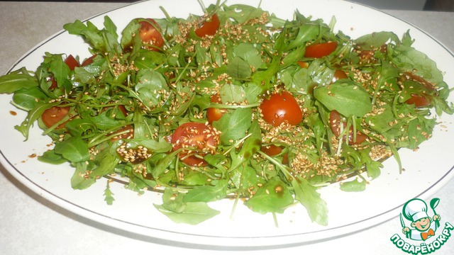 Salad with salmon and arugula