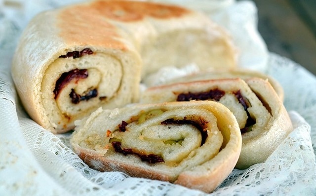 Хлеб с вялеными томатами в мультиварке