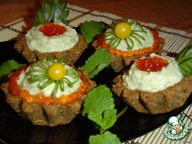 Tartlets with cream of avocado with herring