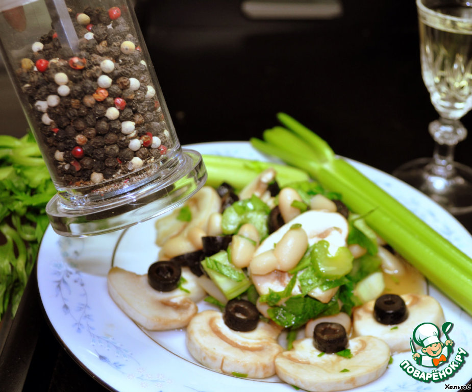 Salad of white beans and celery with mushrooms