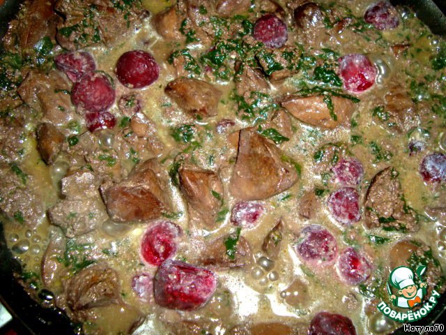 Warm salad with liver and cherries