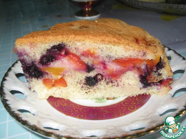 Fruit and berry pie in a slow cooker