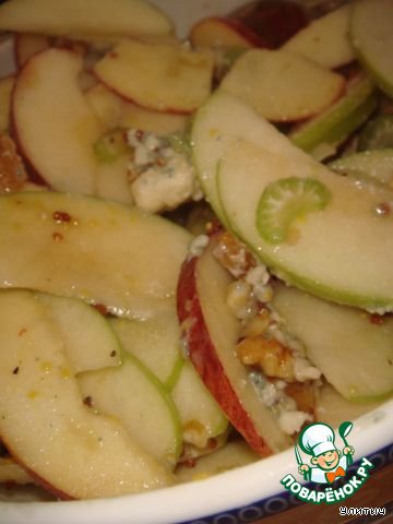 Salad with Apple, celery and Roquefort