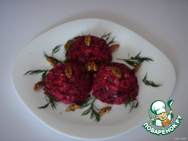 Beet salad with cheese-mushroom sauce