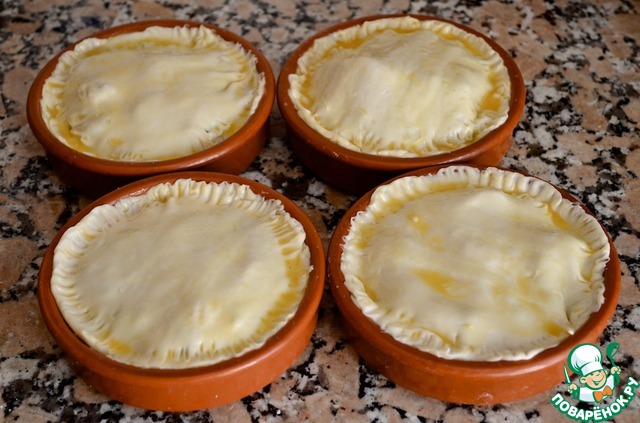 Pies with chicken, leeks and tarragon