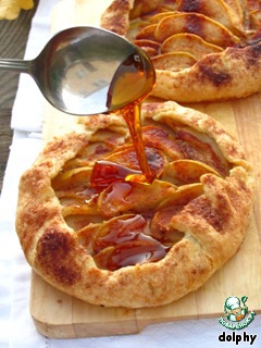 Biscuits with pears and caramel sauce