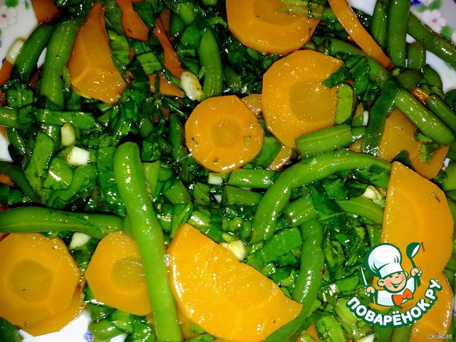 A salad of carrots, spinach and green beans