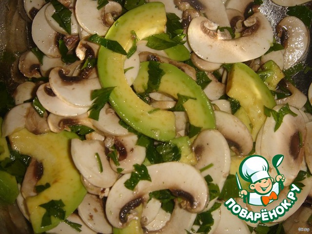 Salad with mushrooms and avocado