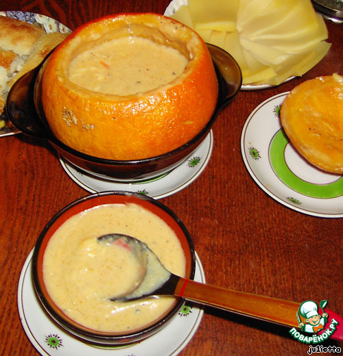 Cheese soup in a pumpkin