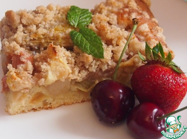 Pie with rhubarb and apples