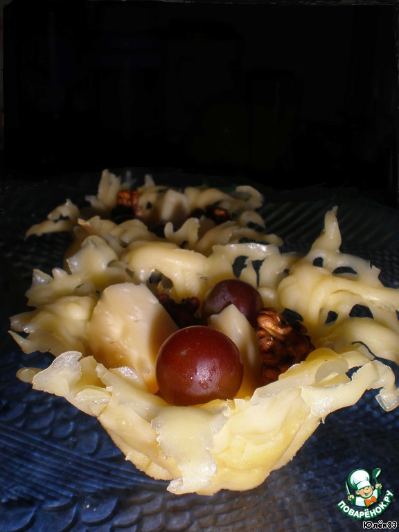 Fishnet cheese tartlets