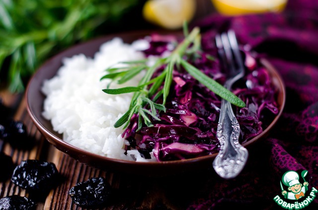 Salad of red cabbage with prunes