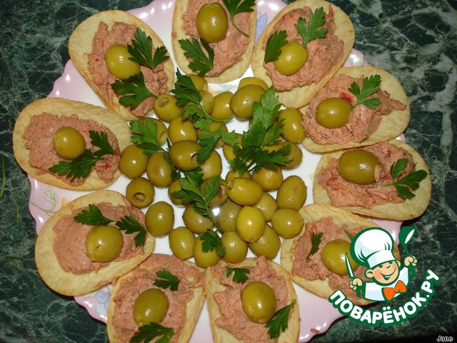 Pate on potato chips