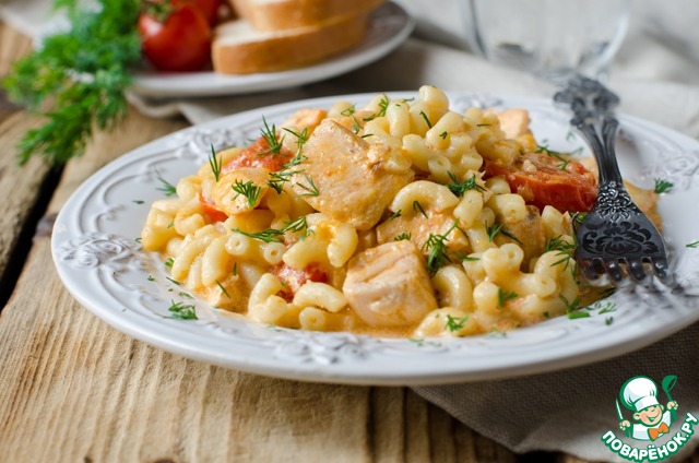 Pasta with salmon and cherry tomatoes in a slow cooker