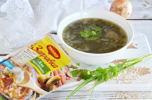 Green soup with sorrel and oatmeal