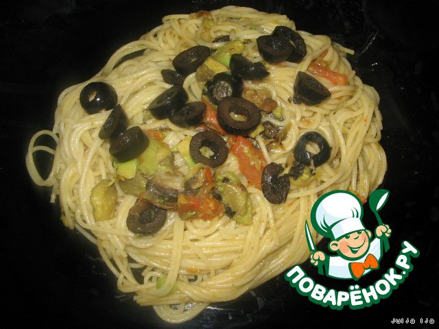 Spaghetti with mushrooms and avocado