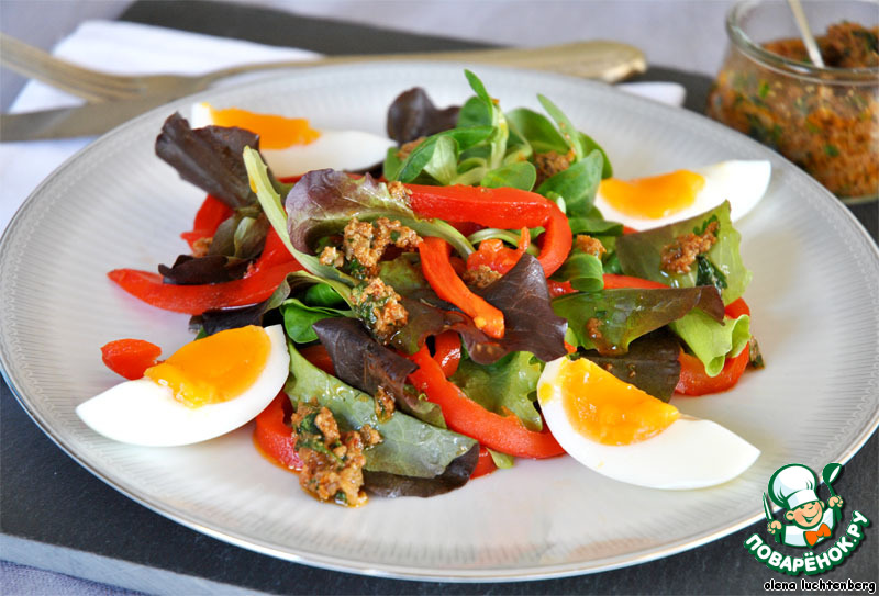 Green salad with egg and anchovy