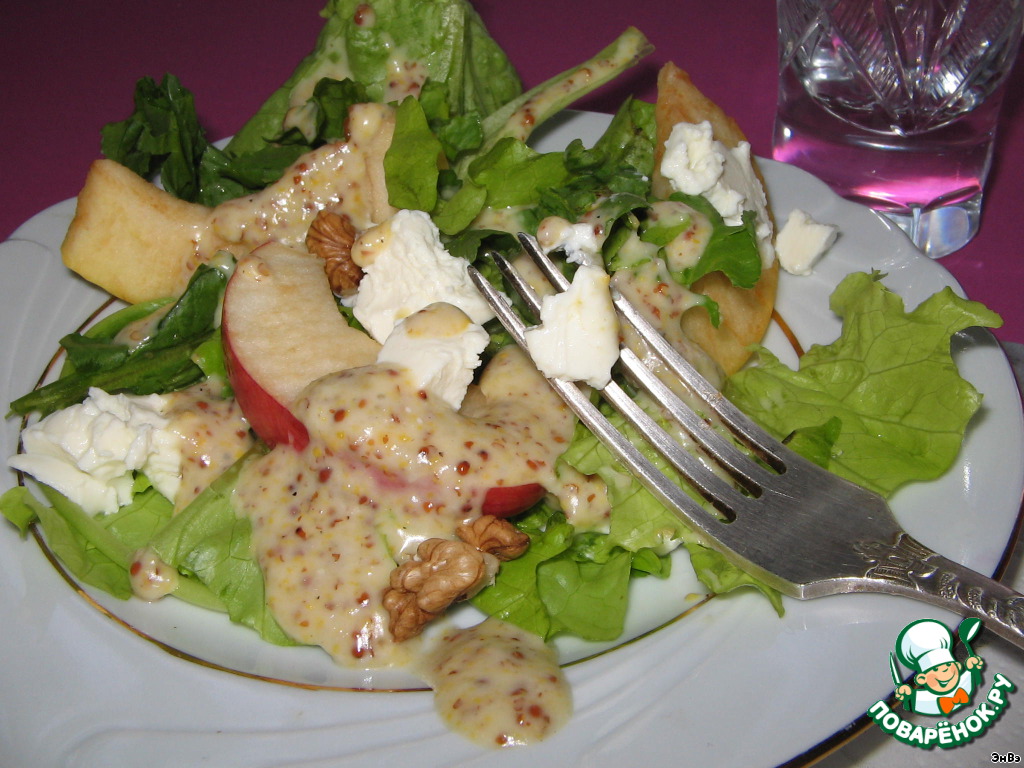 Salad with apples and feta