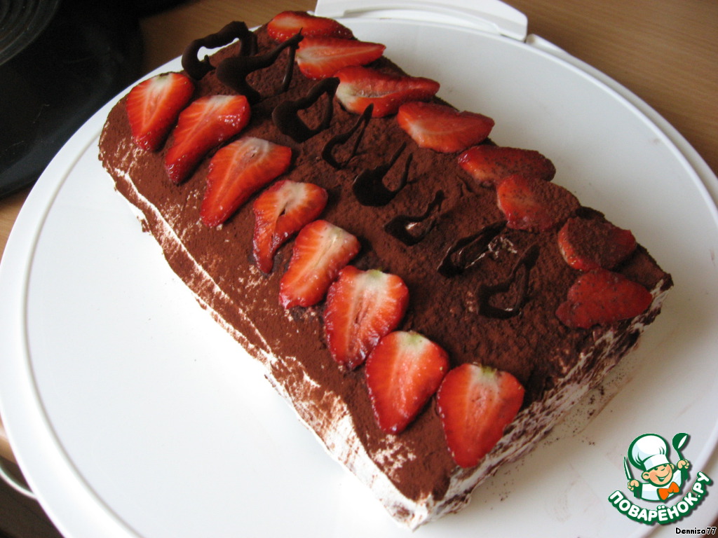 Sponge roll with strawberries and chocolate